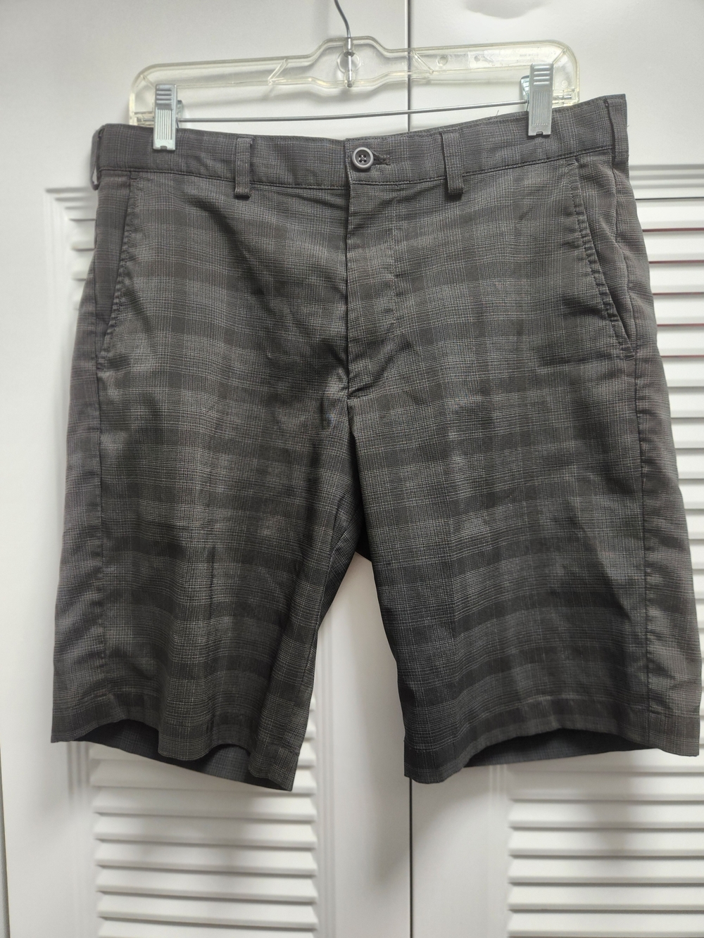 Izod Men's Gray Plaid Flat Front Shorts Size 32